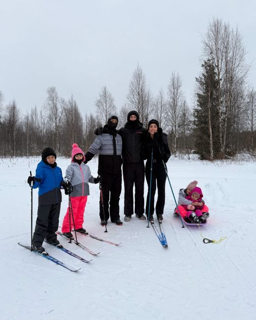 乔治娜晒全家福👨‍👩‍👧‍👦一家七口在北极滑雪⛷️